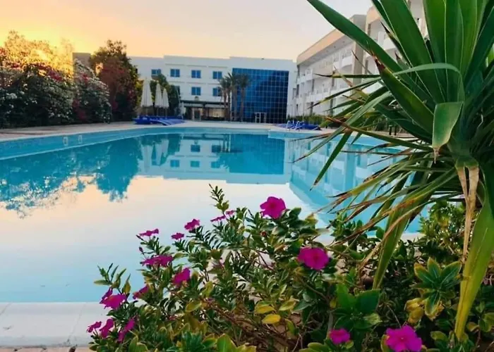 Furnished & Kitchen Seaview Beachfront Near Airport Apartment Hurghada
